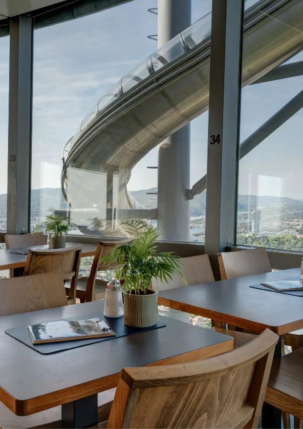 Café und Bar auf 160 m Höhe
